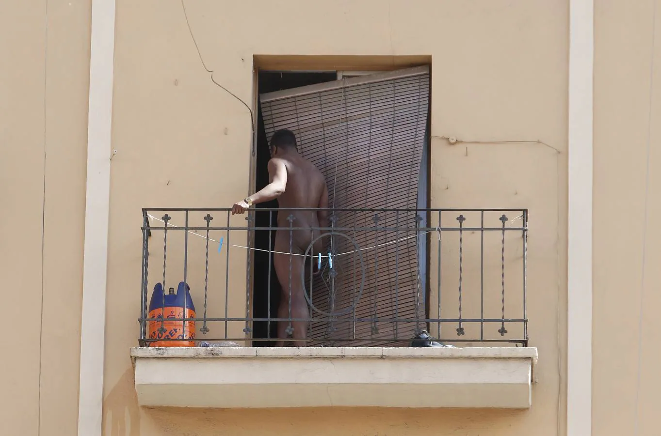 Fotos: Un joven se atrinchera en un balcón en Valencia | Las Provincias