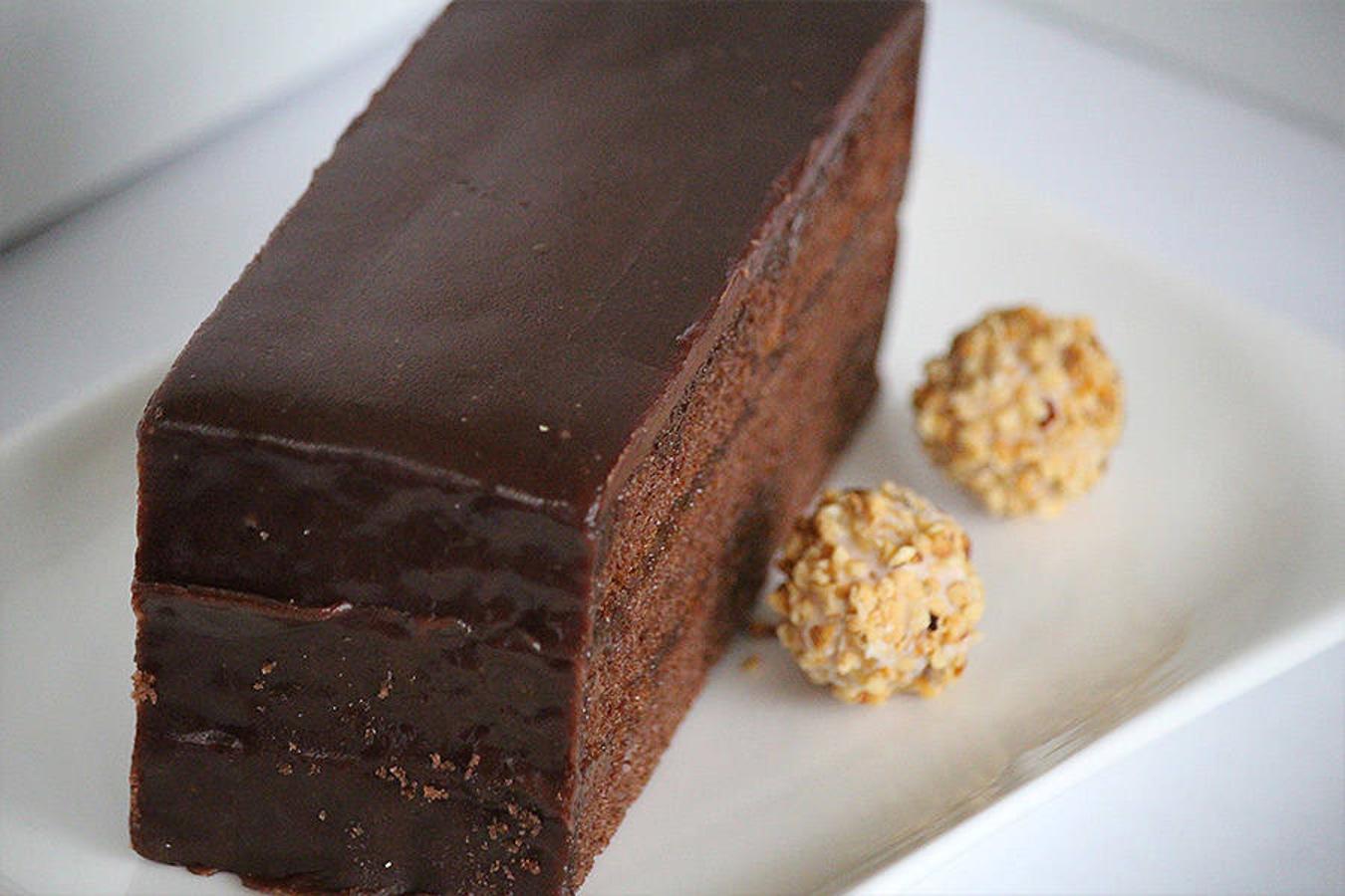 El mejor lugar para probarla en VIena es Café Sacher, un local que sigue la receta tradicional y presume de ser el 'original'. Eso sí, la tarta cuenta con unas 337 kcal (medidas estipuladas por cada 100g), pero para deshacerte de ellas solo será necesaria una caminata de 96 minutos por los jardines de Belvedere, hasta llegar al impresionante “El beso” de Gustav Klimt. 
