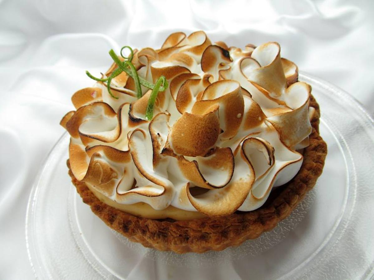 2. Paris - Tarte au Citron meringuée (Factor dulce: 9/10) | Es el postre preferido y uno de los más vendidos en Francia, aunque todavía hoy varios países del mundo siguen luchando por su autoría. Para los franceses su origen podría estar en Menton, ciudad de los limones, donde han llevado a la perfección el arte de su preparación: un perfecto equilibrio entre la acidez de la cuajada de limón y la dulzura del merengue, que lleva conquistando los corazones franceses desde el siglo XIX.