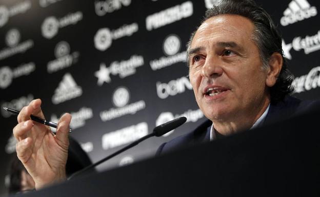 Cesare Prandelli durante una pasada rueda de prensa.