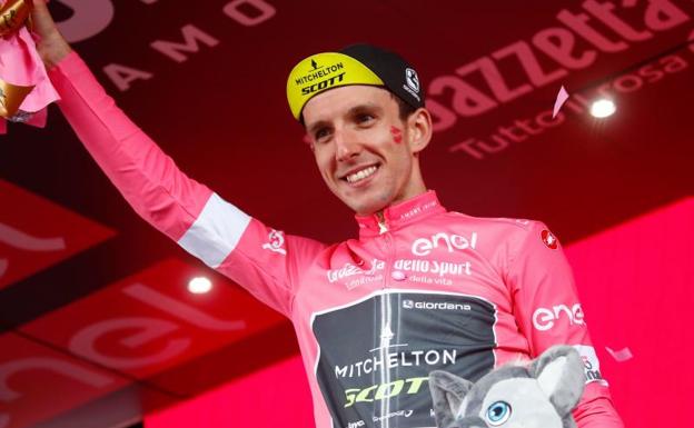 Simon Yates con la maglia rosa tras su victoria en el Gran Sasso.