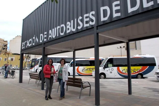 Las ediles populares Isabel Gallego y Pepa Sivera tras comparecer ayer en la nueva estación provisional de autobuses de Dénia. 