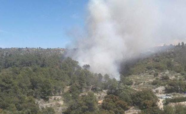 Los bomberos han logrado controlar el incendio.