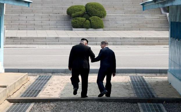 Kim Jong-un, de la mano con Moon Jaen-in.