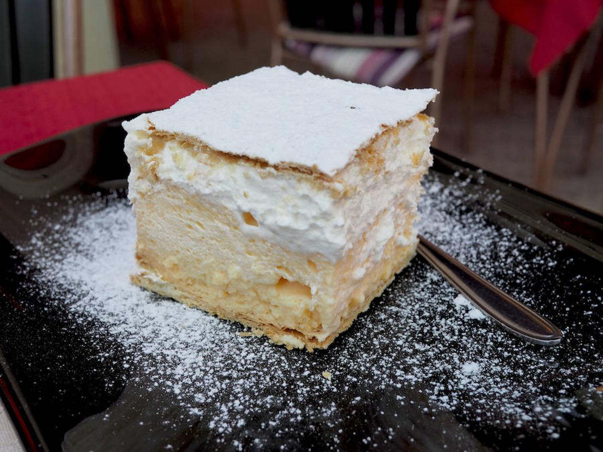 10. Varsovia - Napoleonka (Factor dulce: 1/10) | La Napoleonka, también llamada Kremówka, es una tarta de nata polaca hecha con dos capas de hojaldre, rellena de crema batida y decorada con azúcar en polvo o glaseado en la parte superior. Lukullus es el mejor sitio al que acudir para comer este tradicional dulce con 429 kcal que quemar en un recorrido por la ciuad o subiendo los 42 pisos del Palacio de la Cultura y las Ciencias de la ciudad.