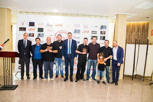 Los ganadores posan con el alcalde y el resto de representantes. 