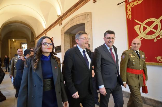 Oltra, Puig y Morera, en Capitanía, durante la conmemoración de los 600 años de la Generalitat, junto al teniente general, Francisco José Gan. 