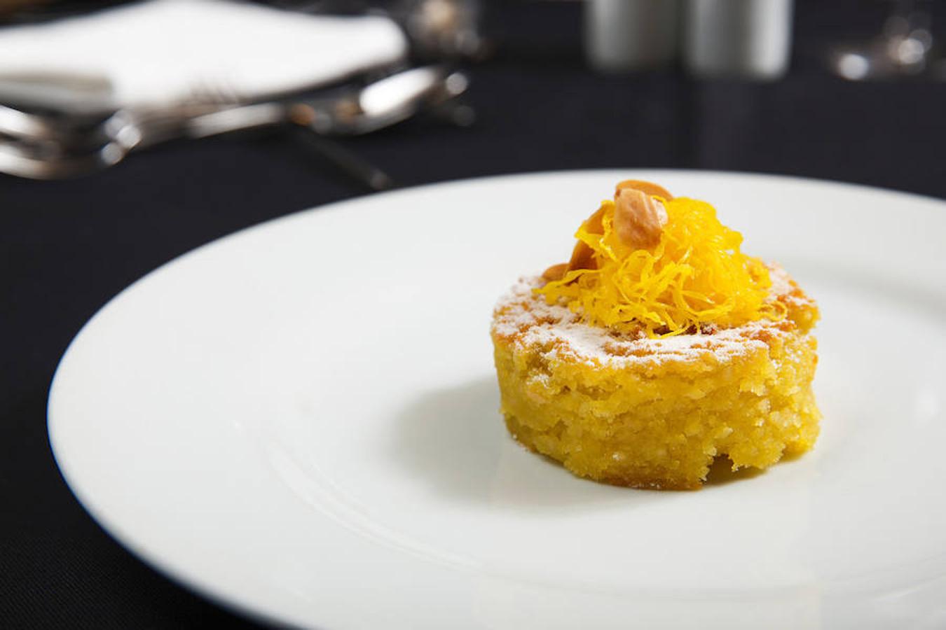 3. Lisboa - Toucinho do Céu (Factor dulce: 8/10) | El Toucinho do Céu es uno de los dulces más tradicionales de Portugal y aunque su nombre puede llevar a la confusión, es distinto a la versión española. Originario del convento de Odivelas en la Región de Lisboa,se trata de una tarta hecha con azúcar a la que se le añaden almendras molidas, a veces gila dulce y una gran cantidad de yemas de huevo. Su nombre viene de la versión original, que tiene manteca de cerdo como ingrediente y se fabrica en todo el país, aunque con pequeñas diferencias de región a región, siendo las versiones más famosas las de Guimarães, Murça y Trás-os-Montes. El mejor lugar para probarlo es la Pastelaria Faruque, justo enfrente del convento de Odivelas donde se inventó este apetitoso postre. 316 kcal que podrás quitarte de encima en 90 minutos caminando por el barrio de Alfama. 