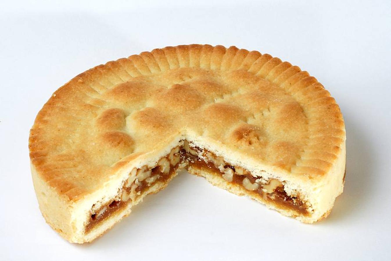 4. Zurich - Bündner Nusstorte (Factor dulce: 7/10) | El Bündner Nusstorte es una tarta tradicional suiza que consiste en una pasta de nuez caramelizada y cuyo origen está en el cantón de Grübunden, en el sureste del país. Este delicioso pastel fue inventado en 1926 por un panadero llamado Fausto Pult y es diferente a los anteriores, ya que en este caso la pasta se rellena con frutos secos y no se mezcla como de costumbre.