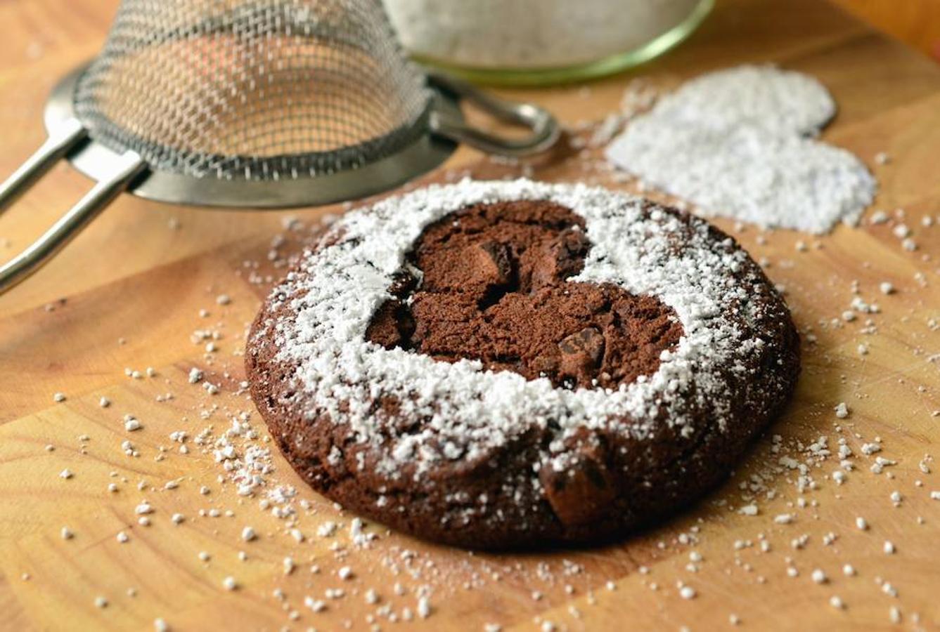 6. Roma - Torta caprese (Factor dulce: 5/10) | Resulta bastante difícil elegir entre la variedad de pasteles con chocolate de origen italiano, pero también lo es no destacar el pastel de caprese. Es un verdadero clásico italiano con el nombre de la isla de Capri. Hay diferentes historias sobre su origen y la leyenda más famosa cuenta que una princesa austriaca, casada con el rey de Nápoles, quería una tarta Sacher pero el chef no conocía la receta... así que decidió preparar el pastel con almendras, inventando la Caprese. Este pastel sin harina es muy apetecible y además es perfecto también para celíacos. 418 kcal para quemar de visita al Museo Vaticano, por los 7 km de longitud de sus salas, en las que encontrarás algunas de las pinturas más bellas del mundo.