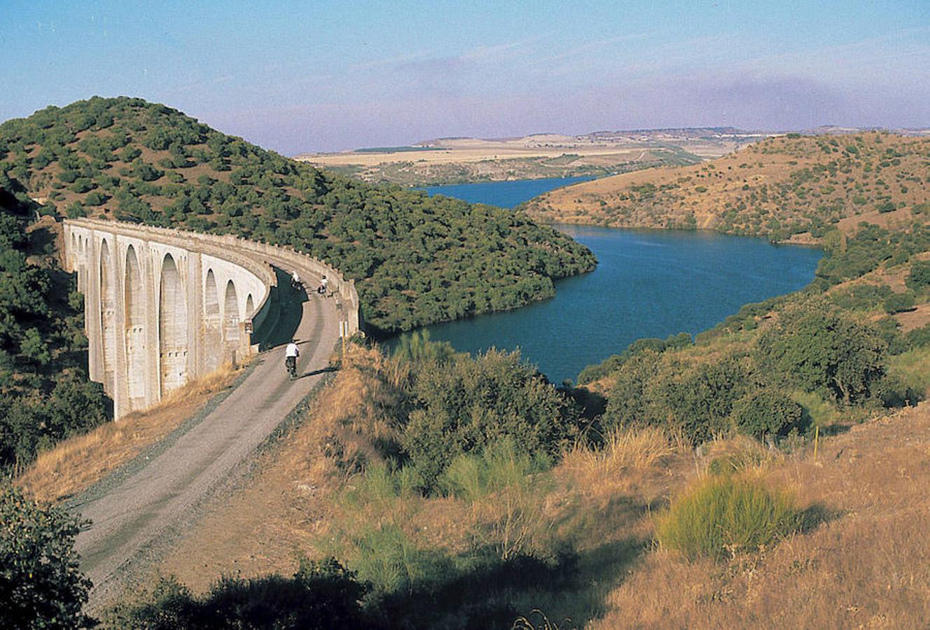 La Comunitat Valenciana, Andalucía, País Vasco, Cantabria... España tiene un red de Vías Verdes (rutas sobre el antiguo trazado del ferrocarril) de 2.700 kilómetros. Sólo en Valencia, Alicante y Castellón hay 11 de estos trazados y 162 kilómetros de naturaleza para disfrutar.