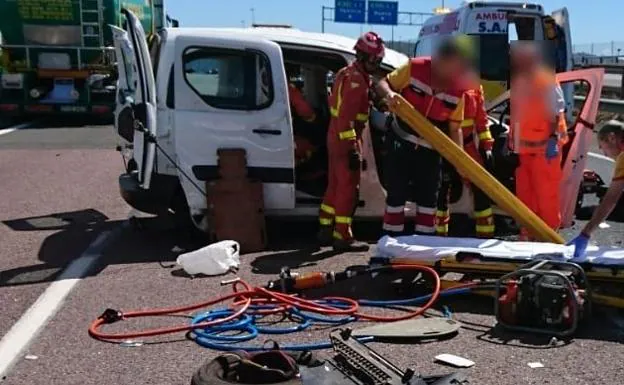 Los bomberos del Consorcio Provincial de Valencia, durante la excarcelación en la A-7 en Riba-roja.