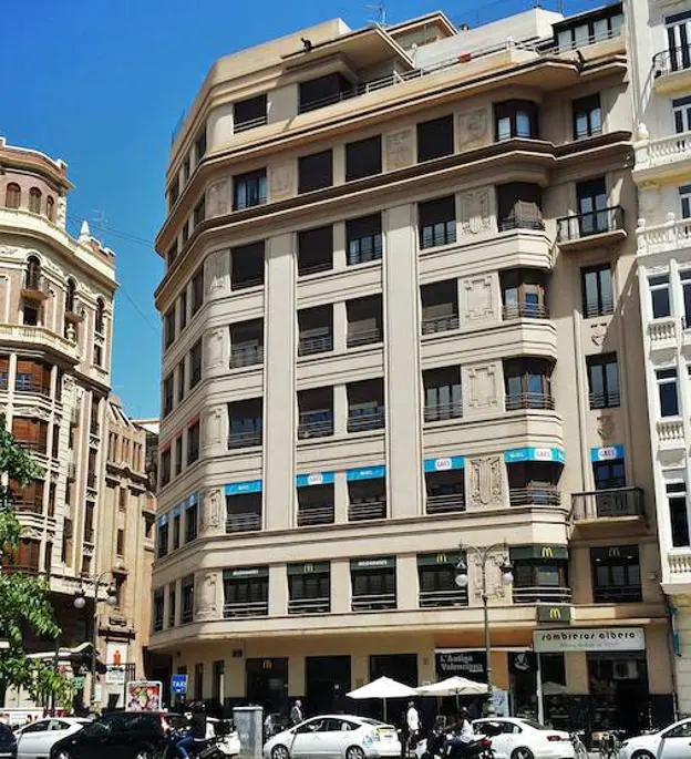 El edificio está en una de las zonas más transitadas de la ciudad, frente a la Plaza de Toros.