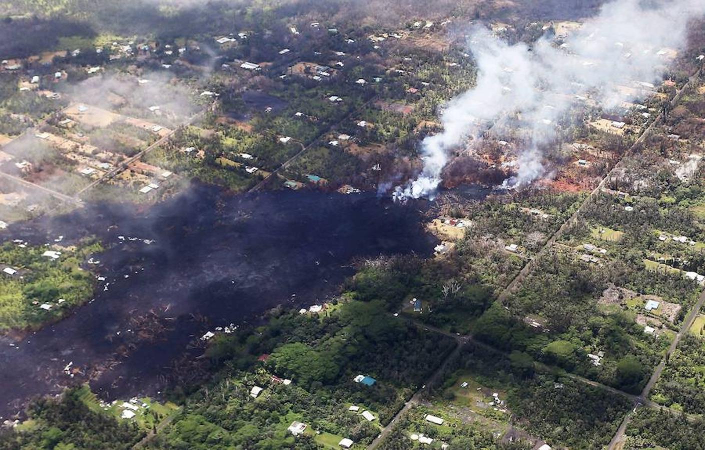 Tras varios días de temblores, el pasado 2 de mayo entró en erupción el volcán de Hawái. Más de 1.700 personas han tenido que ser evacuadas desde entonces y más de 37 estructuras, docenas de casas y coches han resultado destruidos. Trece días después, la erupción se mantiene activa. 