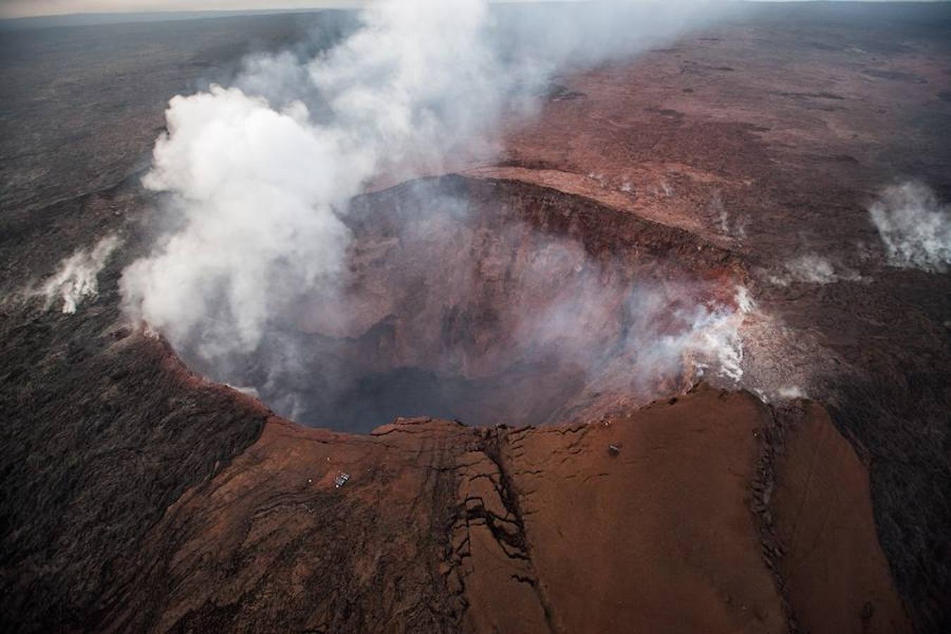 Tras varios días de temblores, el pasado 2 de mayo entró en erupción el volcán de Hawái. Más de 1.700 personas han tenido que ser evacuadas desde entonces y más de 37 estructuras, docenas de casas y coches han resultado destruidos. Trece días después, la erupción se mantiene activa. 