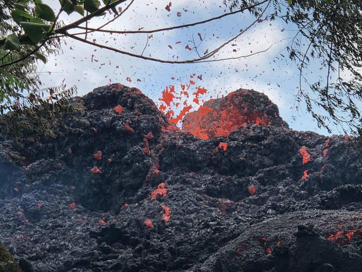 Tras varios días de temblores, el pasado 2 de mayo entró en erupción el volcán de Hawái. Más de 1.700 personas han tenido que ser evacuadas desde entonces y más de 37 estructuras, docenas de casas y coches han resultado destruidos. Trece días después, la erupción se mantiene activa. 