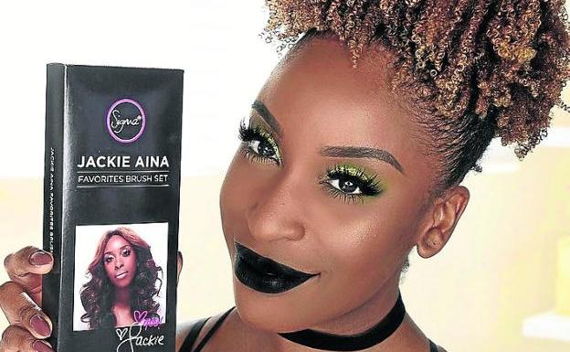 La 'influencer' Aina se rebela contra la tiranía de la cosmética.