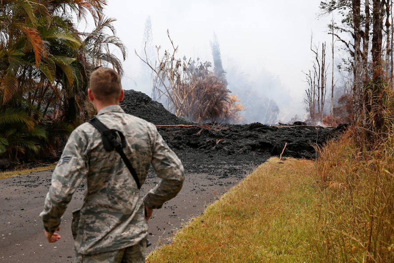 Tras varios días de temblores, el pasado 2 de mayo entró en erupción el volcán de Hawái. Más de 1.700 personas han tenido que ser evacuadas desde entonces y más de 37 estructuras, docenas de casas y coches han resultado destruidos. Trece días después, la erupción se mantiene activa. 