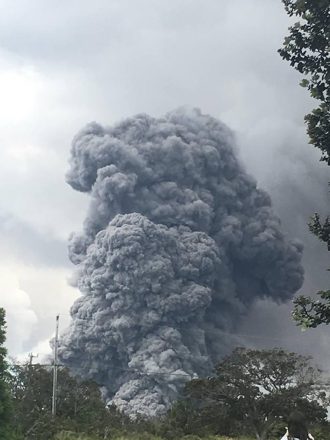 Tras varios días de temblores, el pasado 2 de mayo entró en erupción el volcán de Hawái. Más de 1.700 personas han tenido que ser evacuadas desde entonces y más de 37 estructuras, docenas de casas y coches han resultado destruidos. Trece días después, la erupción se mantiene activa. 