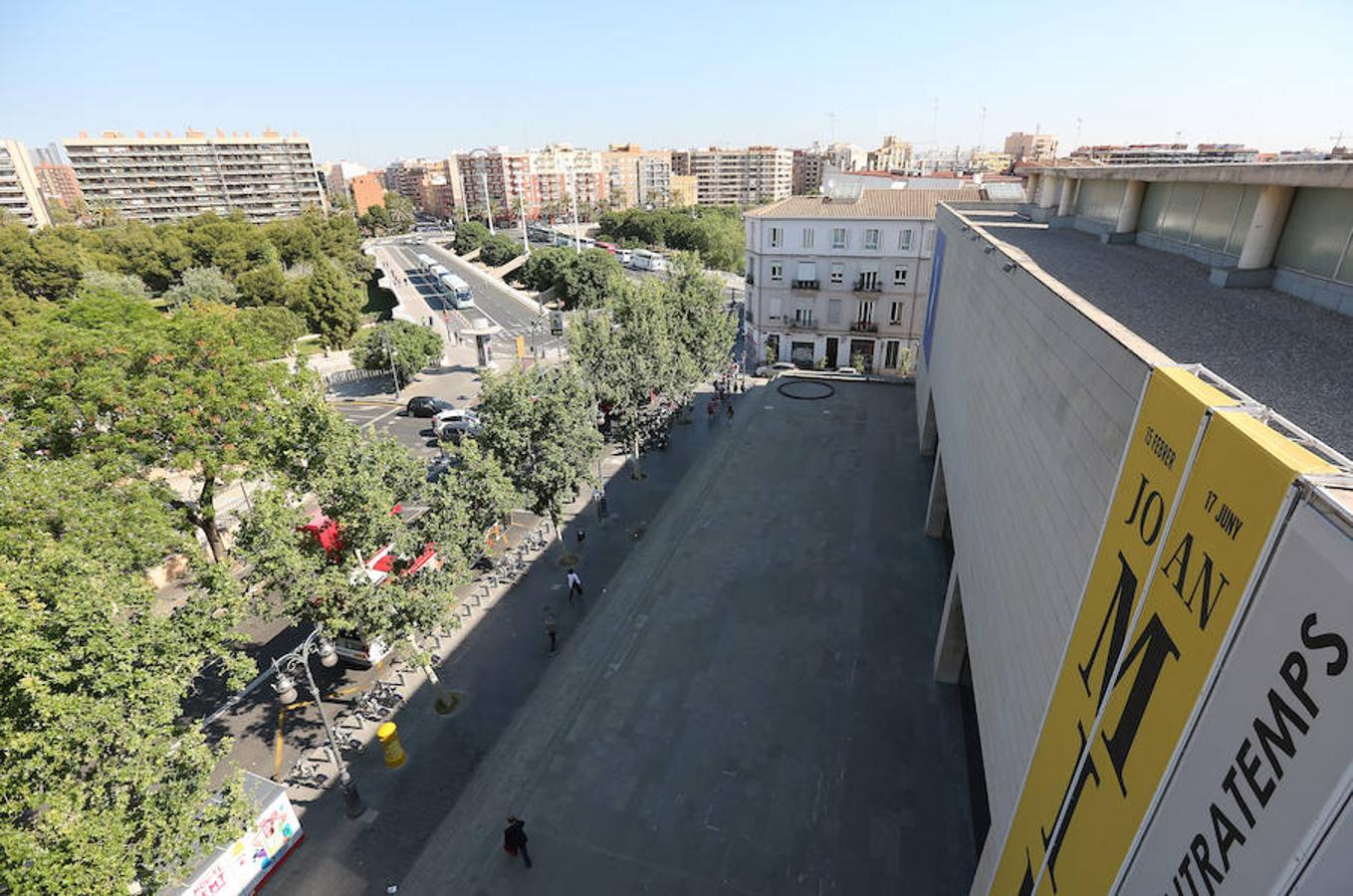 A propósito del Día Internacional de los Museos, nos colamos en uno de los espacios menos conocidos del IVAM, su tejado. Desde allí observamos Valencia como pocas veces la habíamos visto.