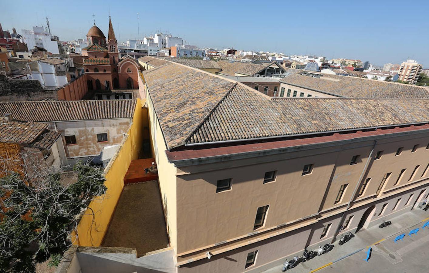 A propósito del Día Internacional de los Museos, nos colamos en uno de los espacios menos conocidos del IVAM, su tejado. Desde allí observamos Valencia como pocas veces la habíamos visto.