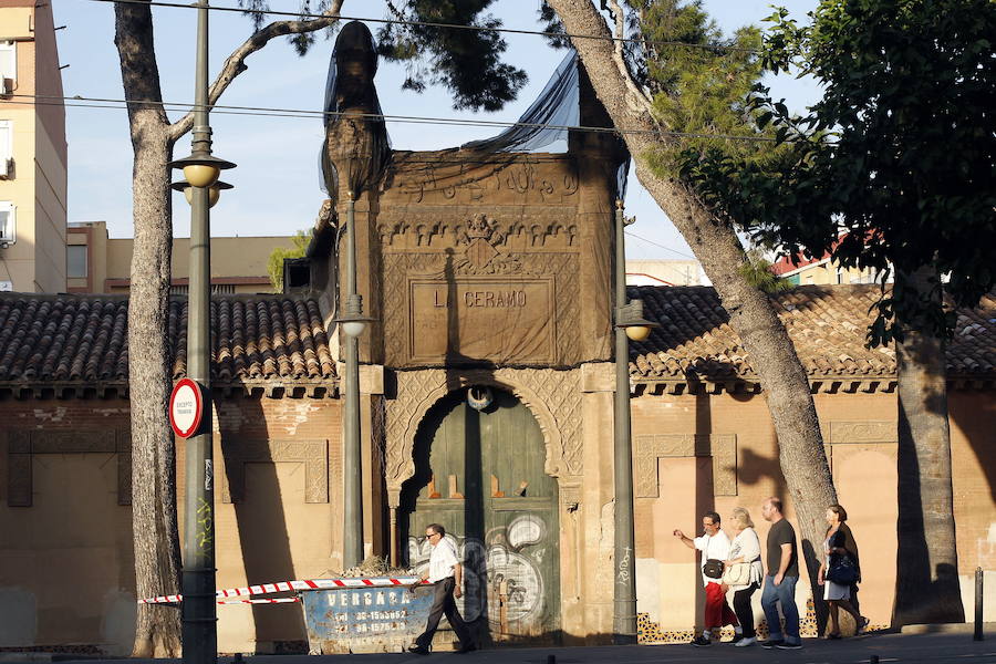 LA CERAMO DE VALENCIA | La Asociación Hispania Nostra confecciona desde 2007 la Lista Roja del Patrimonio español con aquellos lugares o edificios que están en estado de abandono y peligro, con serio riesgo de desaparición, destrucción o alteración de sus valores. Uno de los 34 lugares valencianos que conforman la lista es la Fábrica de La Ceramo que está en el barrio de Benicalap. Según la Lista, La Ceramo se encuentra "en grave situación de deterioro y abandono, intensas humedades y vegetación espontánea que se ha apoderado de parte de sus tejados. Una de las columnas de la portada, desaparecida y abundantes signos de vandalismo". Su construcción data de 1855 y ahora está declarado Bien de Relevancia Local.