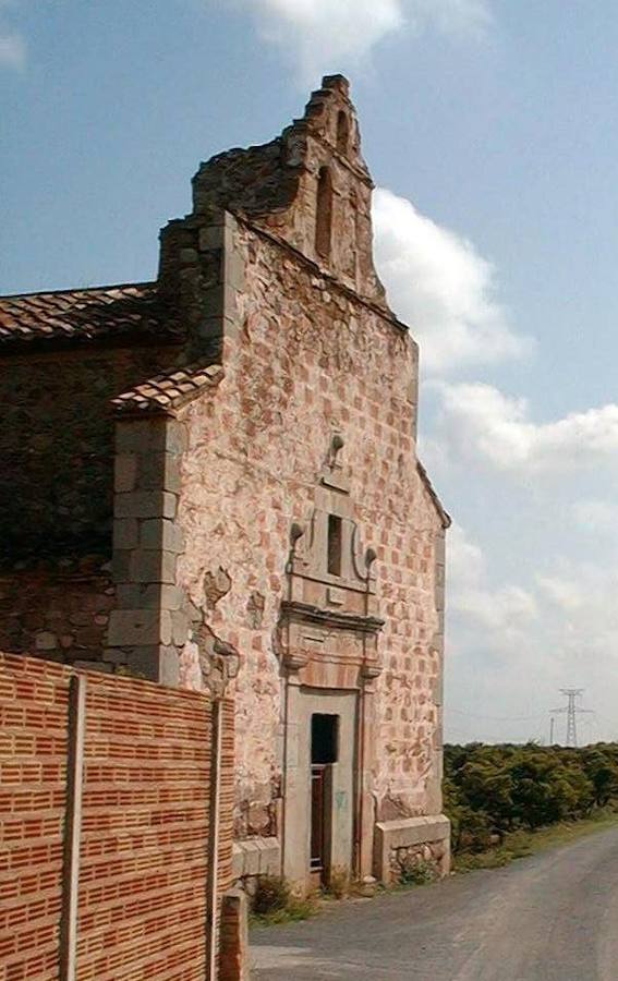 IGLESIA DE SANTIAGO APÓSTOL DE BENICALAF | Templo manierista del siglo XVIII que fue parroquia del hoy desaparecido poblado de Benicalaf. Su origen está situado en una alquería. Carácter de riesgo: Necesita una urgente rehabilitación para evitar su derrumbe.