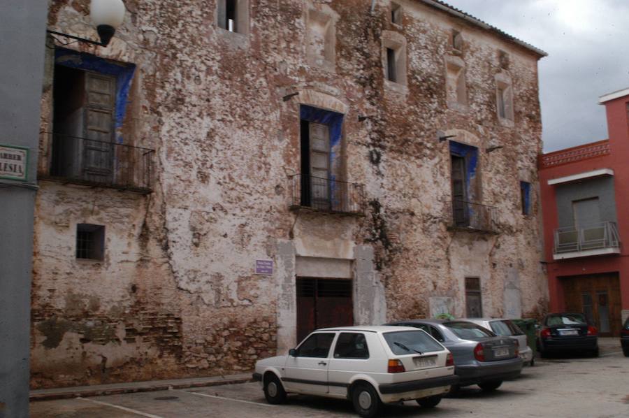 PALACIO DE LOS CONDES DE FAURA | Actualmente está deshabitado, abandonado y en proceso de ruina.El Ayuntamiento de la localidad valenciana ha intentado hacerse con la propiedad del Palacio, pero no ha podido ser. No está declarado BIC.