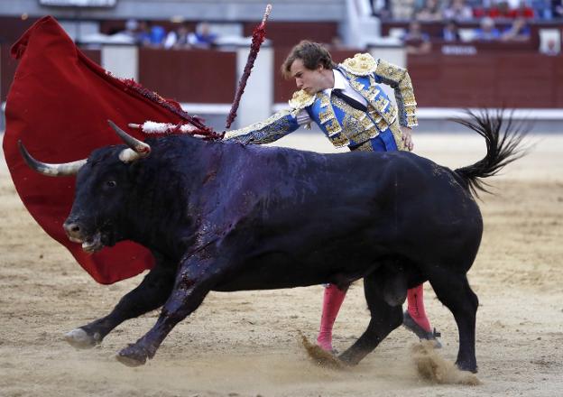 Román da un pase a su segundo toro, ayer, en la corrida de la Feria de San Isidro en Madrid. 