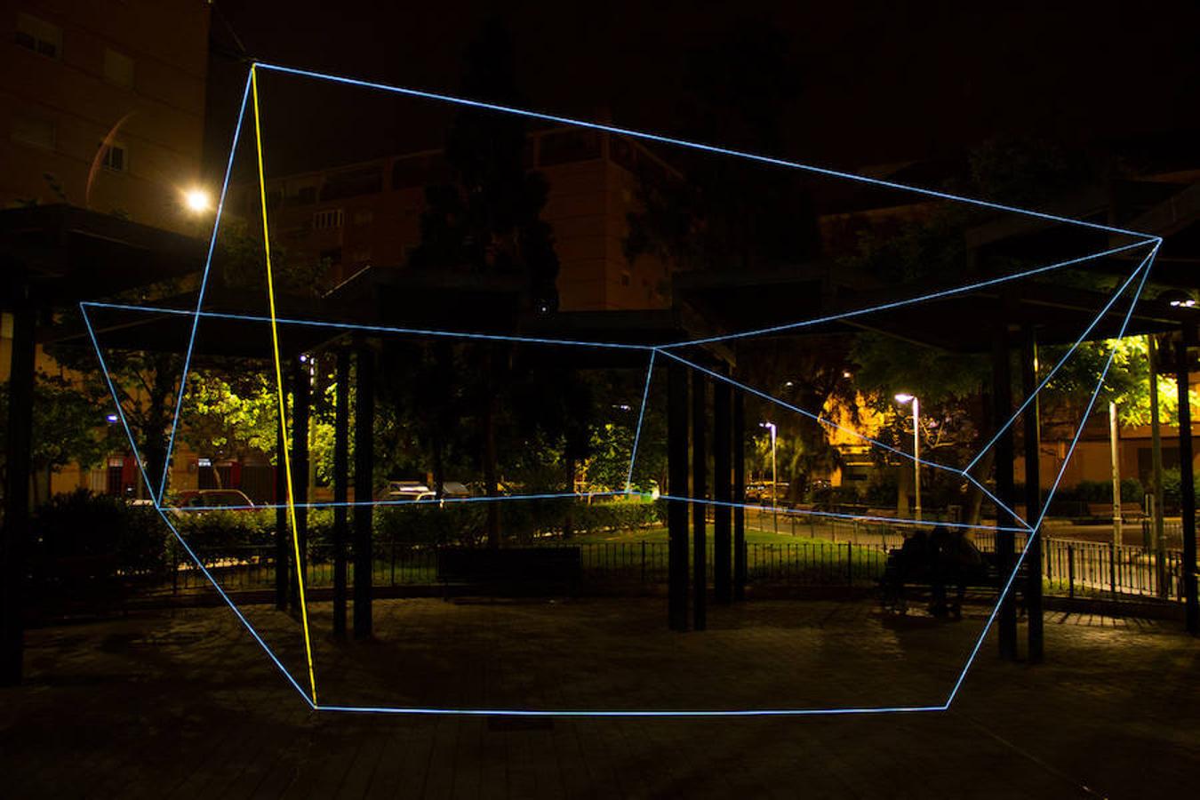 Spidertag es un artista urbano que trabaja desde el año 2008 reinterpretando la geometría, la abstracción y el minimalismo en las calles y espacios rurales a nivel global. Estos días se encuentra en Valencia, por invitación del Festival 10 Sentidos, interviniendo en distintos espacios (el Puerto, la Rambleta y varios mercados) con fibra óptica que se mantiene durante horas y luego desaparece.