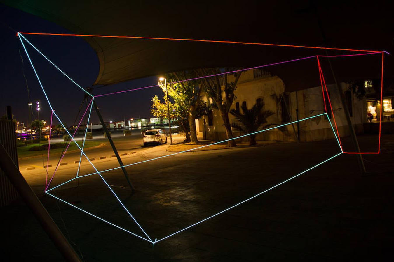 Spidertag es un artista urbano que trabaja desde el año 2008 reinterpretando la geometría, la abstracción y el minimalismo en las calles y espacios rurales a nivel global. Estos días se encuentra en Valencia, por invitación del Festival 10 Sentidos, interviniendo en distintos espacios (el Puerto, la Rambleta y varios mercados) con fibra óptica que se mantiene durante horas y luego desaparece.