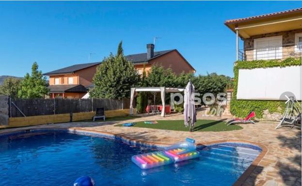 6. Cinco dormitorios, tres baños. 450.000 euros. 