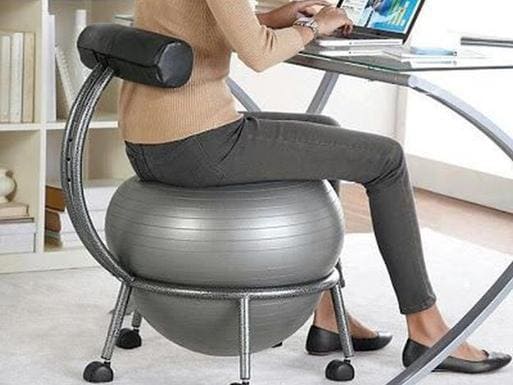 Debería cambiar mi silla de trabajo por una pelota de pilates? - Era  Freelance