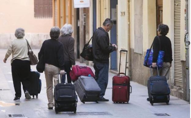 Un grupo de turistas en las calles de Valencia. 