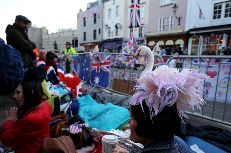 Miles de personas se concentran en la ciudad inglesa para esperar la llegada de Meghan Markle y el príncipe Enrique