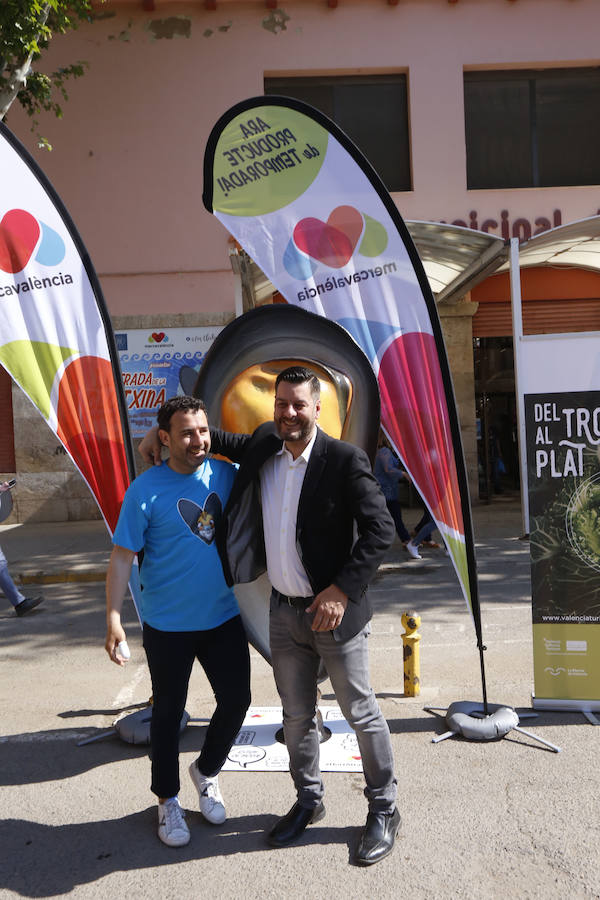 Del Tros al Plat, el programa gastronómico de València Turisme, organizó ayer un 'showcooking' de recetas a base de clóchinas en el 60 aniversario del Mercado del Cabanyal de Valencia. La cita fue un auténtico éxito con cientos de personas acercándose al mercado del barrio marinero por excelencia. Además de servir recetas especiales del molusco durante el aniversario, los restauradores de la organización trasladarán a sus cartas varios platos con el mejillón mediterráneo como protagonista, durante varios días.