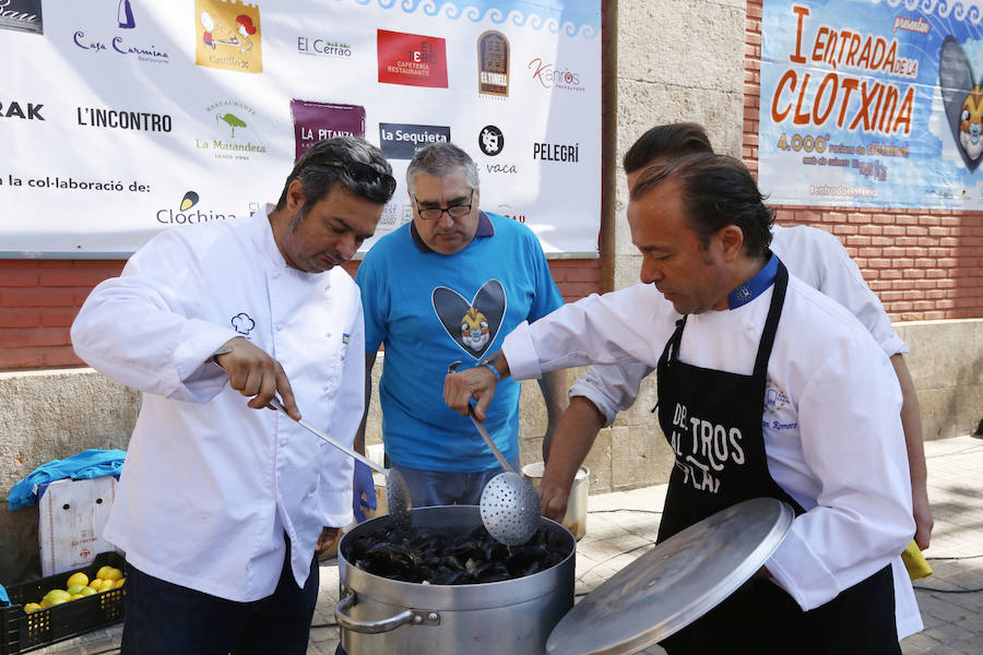 Del Tros al Plat, el programa gastronómico de València Turisme, organizó ayer un 'showcooking' de recetas a base de clóchinas en el 60 aniversario del Mercado del Cabanyal de Valencia. La cita fue un auténtico éxito con cientos de personas acercándose al mercado del barrio marinero por excelencia. Además de servir recetas especiales del molusco durante el aniversario, los restauradores de la organización trasladarán a sus cartas varios platos con el mejillón mediterráneo como protagonista, durante varios días.