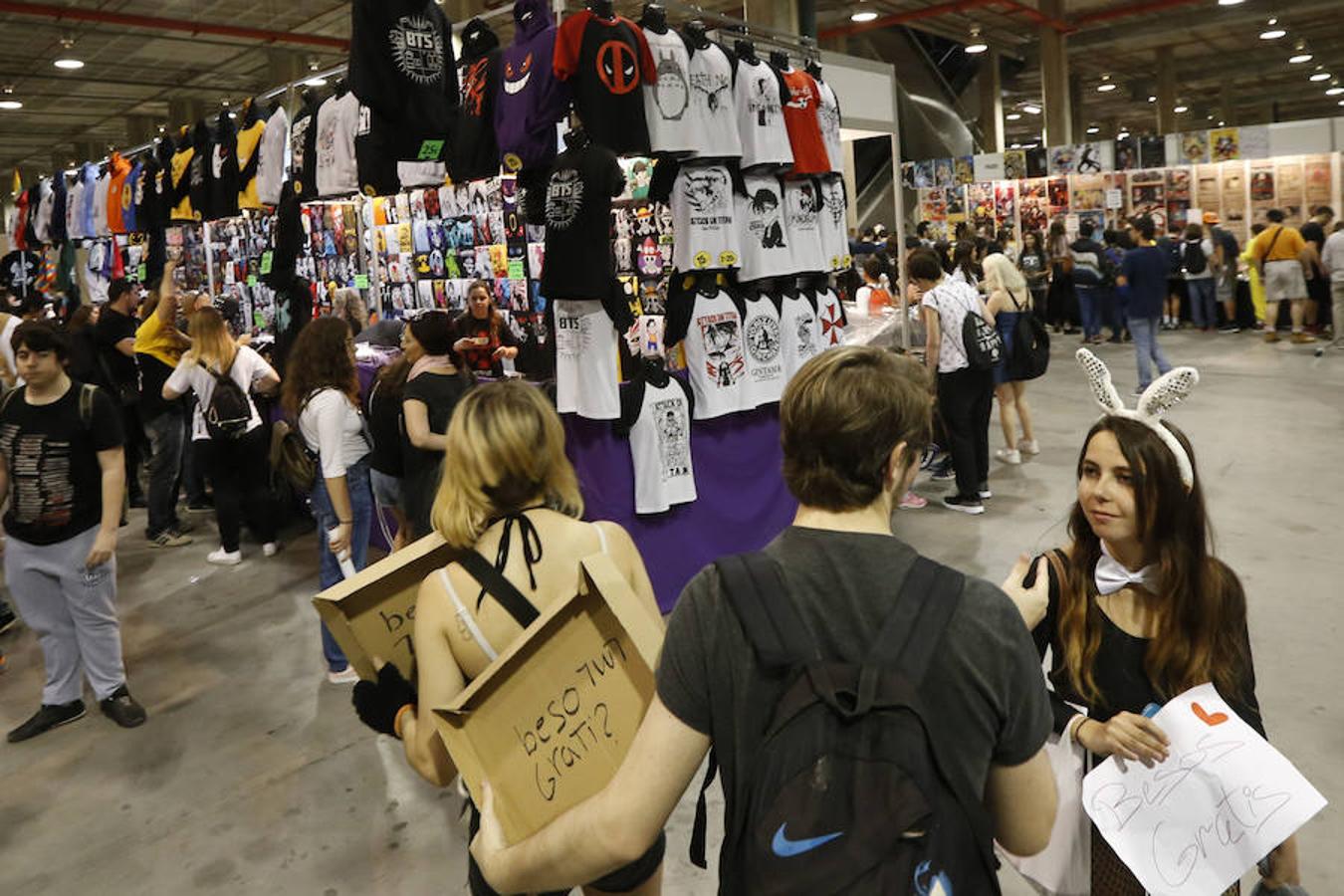 Feria Valencia acoge un año más a todos los amantes del manga, anime y cultura japonesa gracias a la celebración del Salón del Manga, a partir de este sábado, 19 de mayo. Durante dos días, los asistentes podrán disfrutar de actividades como concursos para 'cosplayers', karaoke, conciertos y sesiones de artes marciales.