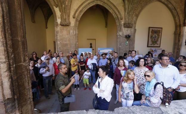 Imagen principal - Militares y civiles en el Convento de Santo Domingo.