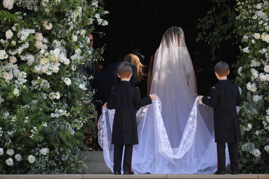 La estadounidense Meghan Markle escogió a la diseñadora británica Clare Waight Keller para su vestido de novia en la boda celebrada hoy en el castillo de Windsor con el príncipe Enrique. Markle lució un diseño muy sencillo, blanco inmaculado con escote de cuello de barco y cubrió su rostro con un velo transparente, adornado con bordados en los bordes hechos de organza y con una cola de cinco metros de longitud. La exactriz adornó su cabeza con una tiara de diamantes, prestada por la abuela del príncipe Enrique, la reina Isabel II.