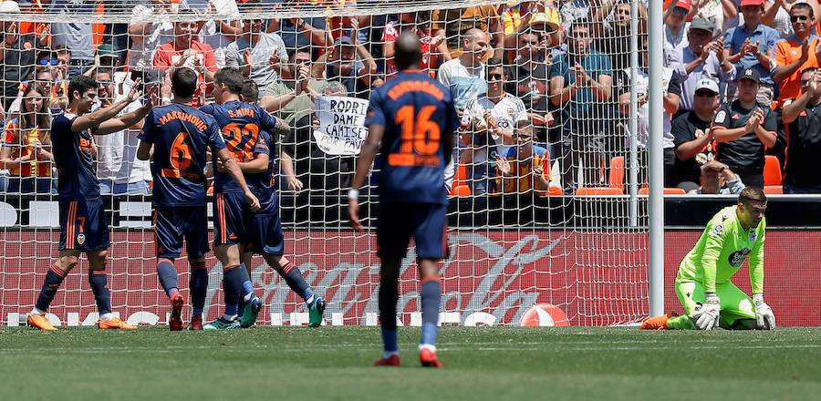 Estas son las mejores fotos que deja el último partido de la temporada en Mestalla