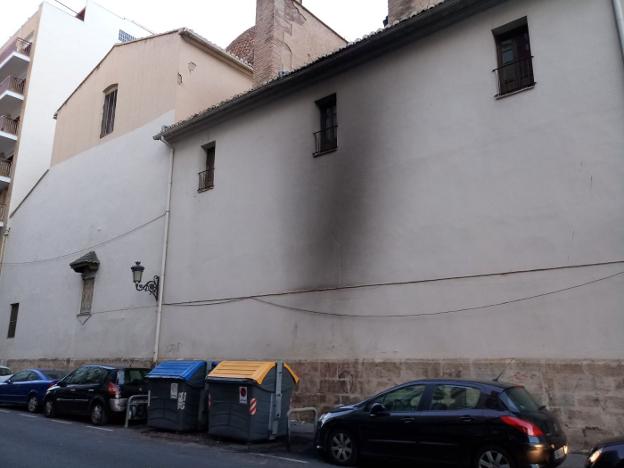 Fachada quemada por el incendio de un contenedor, arriba. A la derecha, depósito en un monumento. 