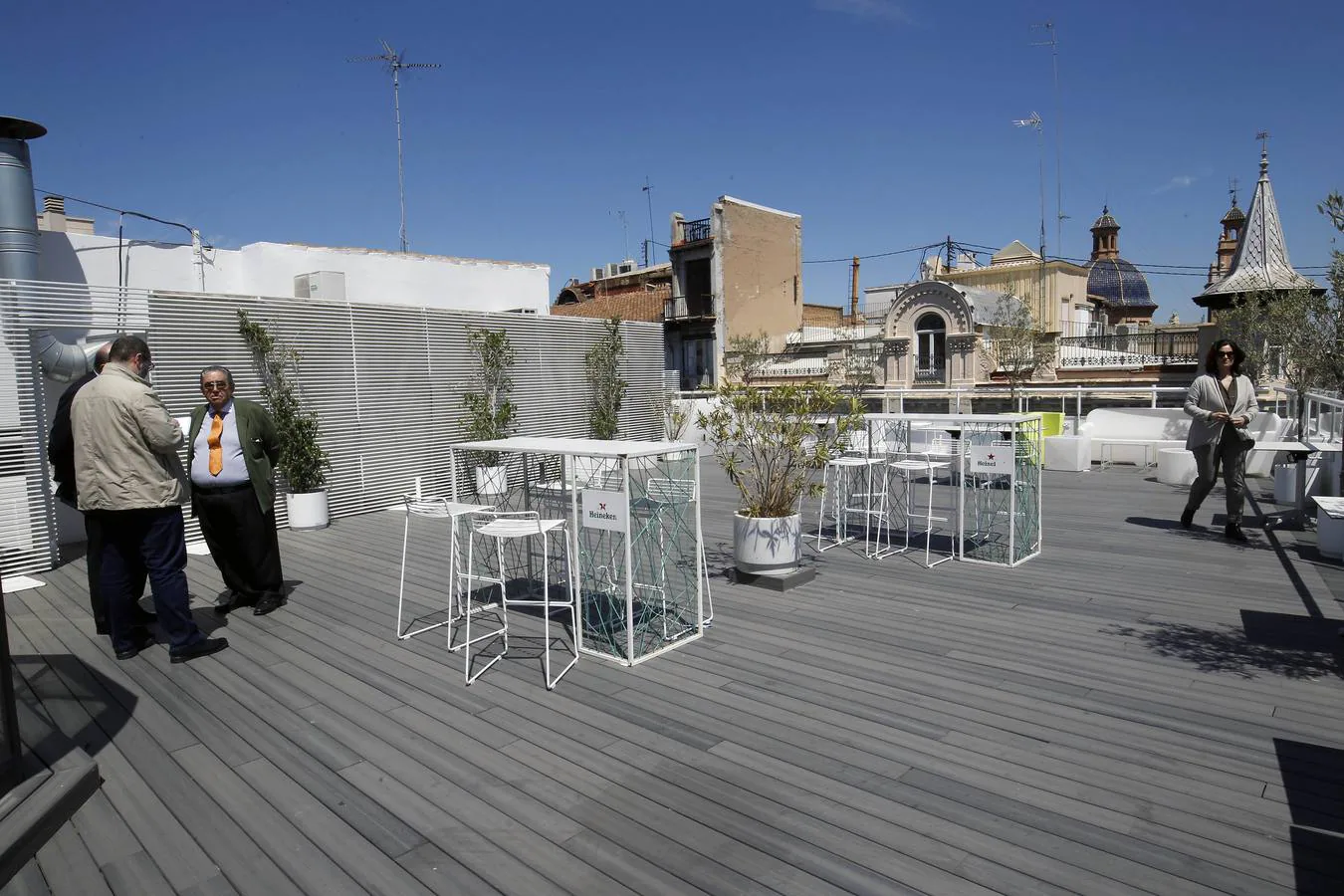 El Casino de Agricultura de Valencia, un edificio histórico con terraza que recae a las calles Paz y Comedias, es un enclave privilegiado que se quiere abrir más al público coincidiendo con el 160.º aniversario de la entidad el próximo año.