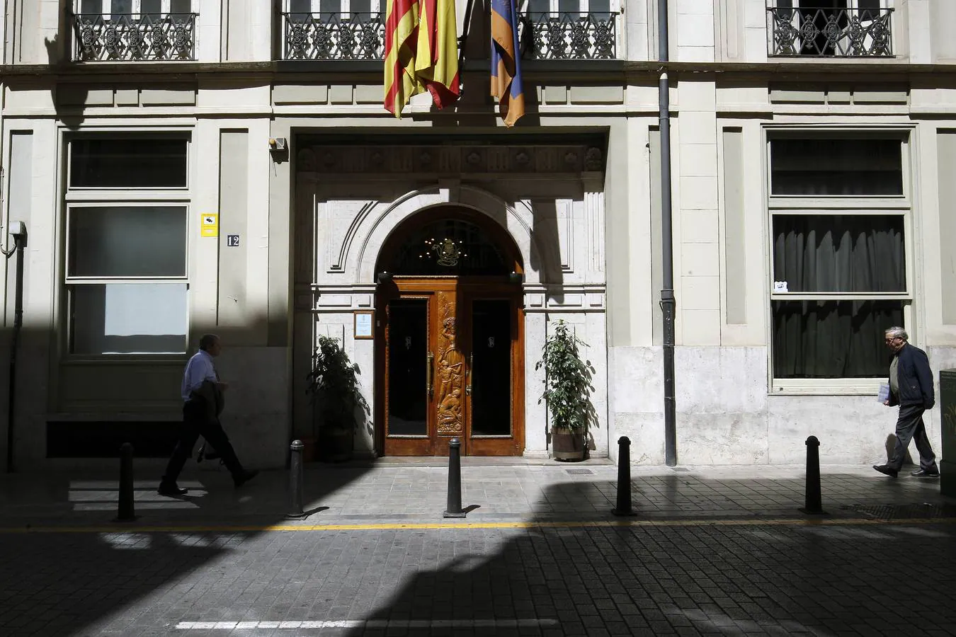 El Casino de Agricultura de Valencia, un edificio histórico con terraza que recae a las calles Paz y Comedias, es un enclave privilegiado que se quiere abrir más al público coincidiendo con el 160.º aniversario de la entidad el próximo año.