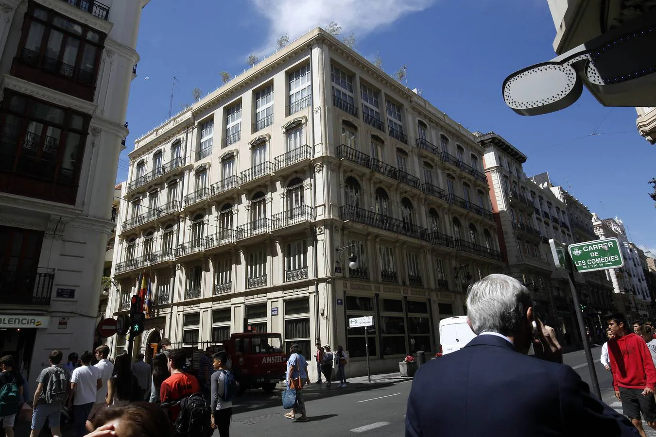 El Casino de Agricultura de Valencia, un edificio histórico con terraza que recae a las calles Paz y Comedias, es un enclave privilegiado que se quiere abrir más al público coincidiendo con el 160.º aniversario de la entidad el próximo año.