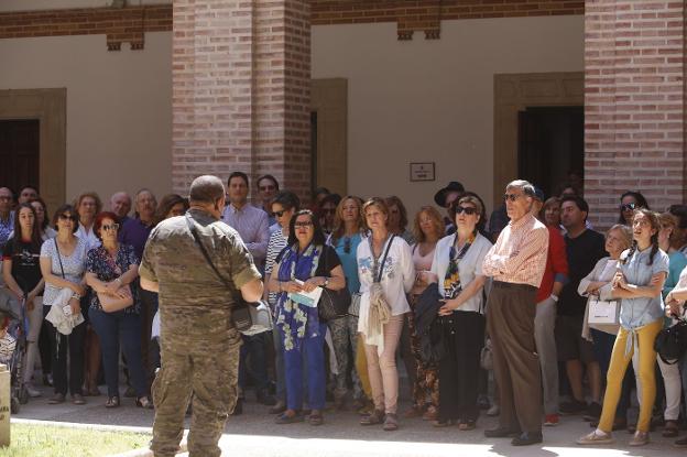 Un militar explica la historia de Santo Domingo, este fin de semana. 