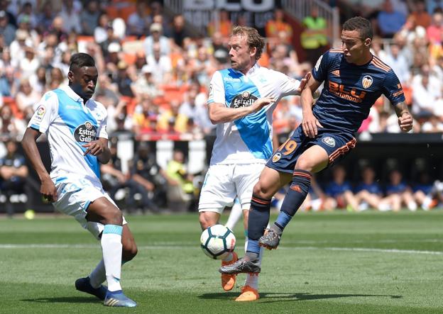 Rodrigo dispara a portería durante el Valencia-Deportivo. 