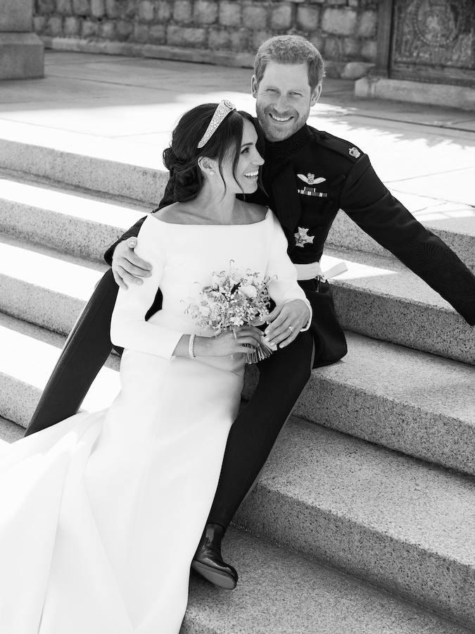 Dos días después del enlace que ha revolucionado Reino Unido, la casa real británica ha publicado las primeras fotografías oficiales de la boda entre el príncipe Harry y  Meghan Markle . Las fotografías fueron tomadas después de la ceremonia, en Windsor, por el fotógrafo Alexi Lubomirsk. El artista también fue el encargado de realizar las instantáneas oficiales del anuncio del compromiso entre los ahora duques de Sussex.