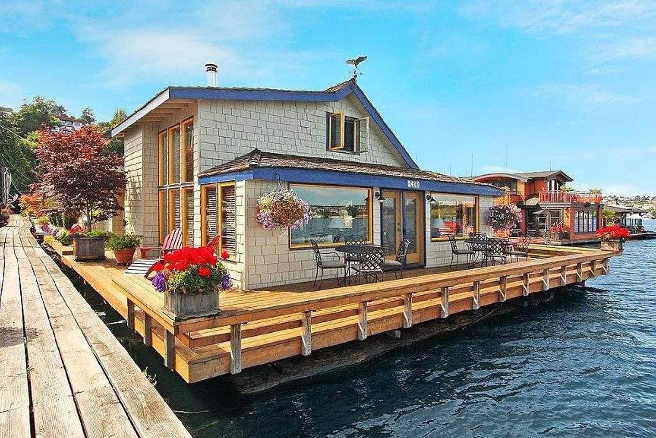 Famosa por la película romántica 'Algo para recordar', se trata de un hogar encantador y flotante ubicado en la realidad en el lago Unión, cerca de la Universidad del Estado de Washington (Seattle). 