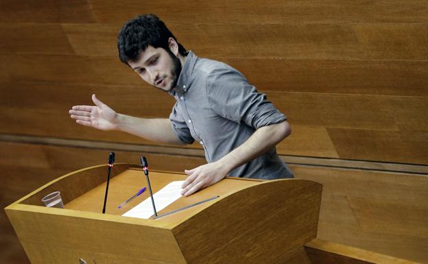 Antonio Estañ, secretario general de Podem, en una intervención en Les Corts Valencianes.